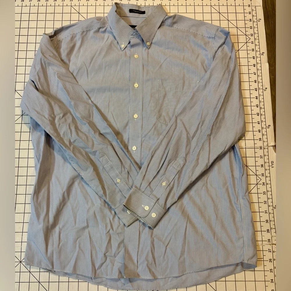 Eddie Bauer Men’s Large Striped Wrinkle Resistant Relaxed Fit Button Down Shirt‎